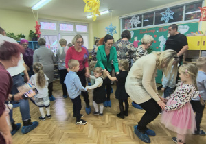 Dzieci bawią się przy muzyce ze swoimi babciami i dziadkami