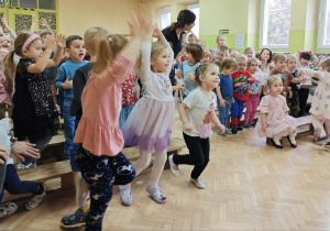 Dzieci tańczą podczas utworu muzycznego wygrywanego na theremini.