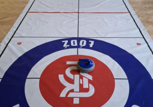 Dzieci grają w curling.