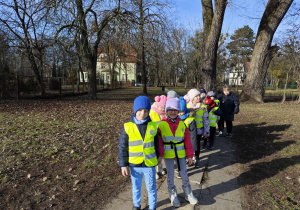 Dzieci wracają ze spaceru.