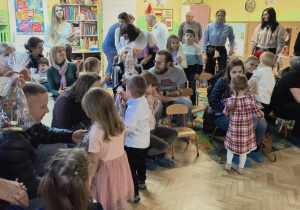 Dzieci wręczają rodzicom upominki.