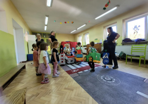 Dzieci wcielają się w uczestników ruchu drogowego.