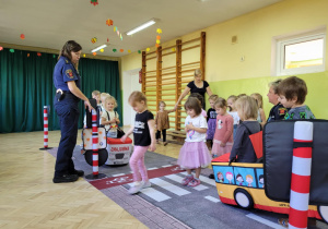 Dzieci wcielają się w uczestników ruchu drogowego.