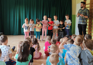 Dzieci oglądają koncert muzyczny pt. "Kukułka i spółka".