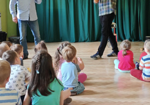 Dzieci oglądają koncert muzyczny pt. "Kukułka i spółka".