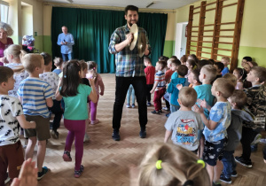 Dzieci oglądają koncert muzyczny pt. "Kukułka i spółka".