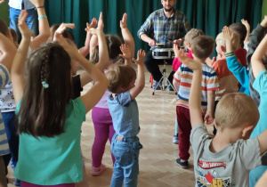 Dzieci oglądają koncert muzyczny pt. "Kukułka i spółka".