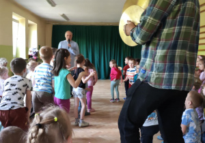 Dzieci oglądają koncert muzyczny pt. "Kukułka i spółka".