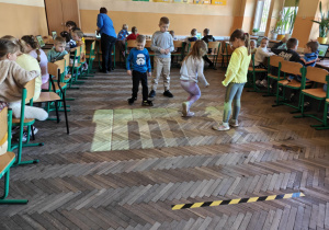 Dzieci grają wirtualnie na pianinie.