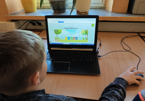 Dzieci w grze edukacyjnej uczą się segregowania odpadów.