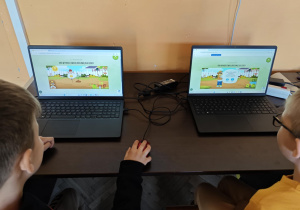 Dzieci w grze edukacyjnej uczą się dbania o rośliny.