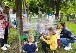 Dzieci malują na folii