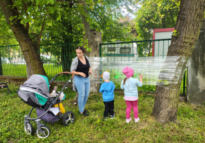 Dzieci malują na folii