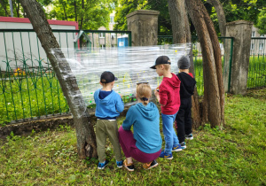 Dzieci malują na folii