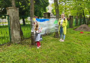 Dzieci malują na folii