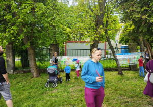 Dzieci malują na folii