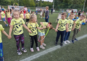 Dzieci z grupy zielonej w trakcie wykonywania konkurencji sportowych.