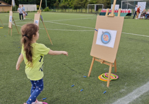 Dzieci z grupy zielonej w trakcie wykonywania konkurencji sportowych.