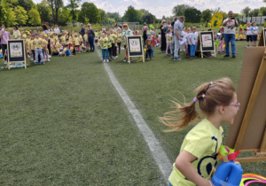 Dzieci z grupy zielonej w trakcie wykonywania konkurencji sportowych.