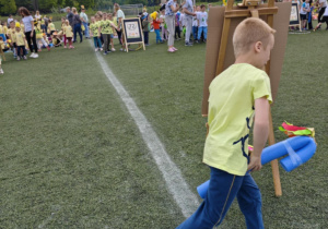 Dzieci z grupy zielonej w trakcie wykonywania konkurencji sportowych.