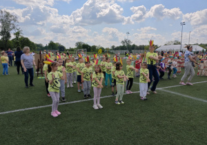Dzieci z grupy czerwonej prezentują układ taneczny.