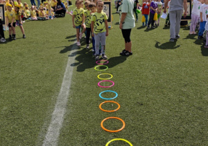 Dzieci z grupy zielonej w trakcie wykonywania konkurencji sportowych.