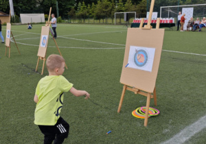 Dzieci z grupy zielonej w trakcie wykonywania konkurencji sportowych.