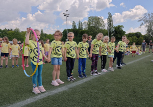 Dzieci z grupy zielonej w trakcie wykonywania konkurencji sportowych.