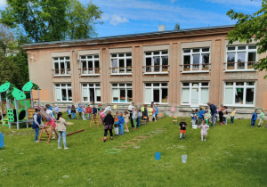 Dzieci wykonują zadania ruchowe na spartakiadzie.