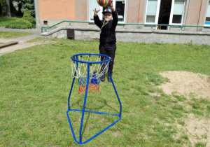 Dzieci z grupy zielonej uczestniczą w konkurencjach sportowych.