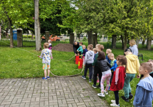Dzieci gaszą "pachołkowy" pożar.