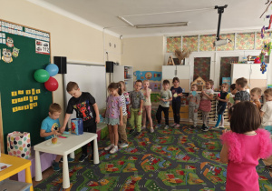 Dzieci składają życzenia urodzinowe Ignasiowi.
