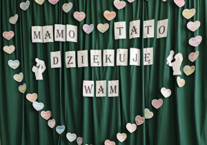 Nasza dekoracja z napisem "Mamo, Tato, dziękuję Wam".