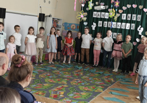Dzieci recytują wiersze dla Rodziców.