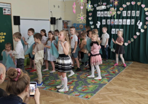 Dzieci tańczą układ taneczny do piosenki "Rodzinna samba".