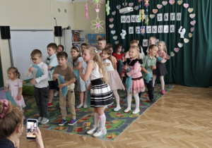 Dzieci tańczą układ taneczny do piosenki "Rodzinna samba".