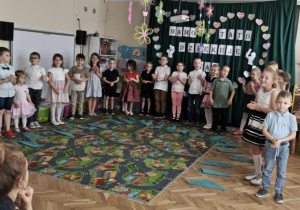Dzieci śpiewają piosenkę "Dziękiuję Ci".