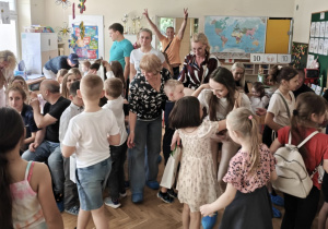 Dzieci wręczają Rodzicom prezenty.