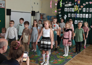 Dzieci tańczą układ taneczny do piosenki "Rodzinna samba".