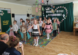 Dzieci z grupy zielonej podczas prezentacji programu artystycznego.