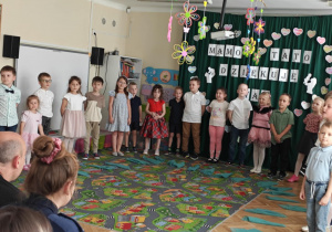 Dzieci z grupy zielonej podczas prezentacji programu artystycznego.