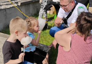 Dzieci i Rodzice podczas zabaw na pikniku.