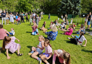 Dzieci i Rodzice podczas zabaw na pikniku.