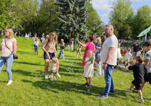 Dzieci i Rodzice podczas zabaw na pikniku.