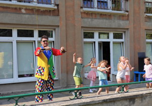 Dzieci i Rodzice podczas zabaw na pikniku.