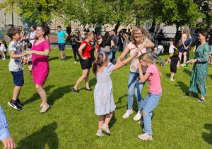 Dzieci i Rodzice podczas zabaw na pikniku.