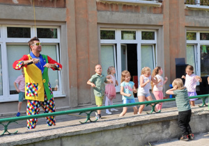 Dzieci i Rodzice podczas zabaw na pikniku.