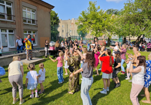 Dzieci i Rodzice podczas zabaw na pikniku.