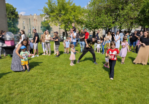 Dzieci i Rodzice podczas zabaw na pikniku.