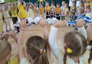 Dzieci podczas zabawy ruchowej z taśmą.